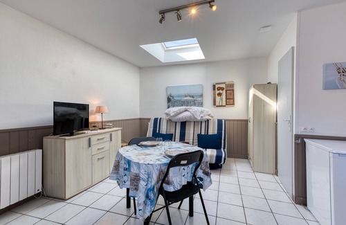 Bourcefranc-le-Chapus Apartment | Studio in Bourcefranc-le-Chapus – Ideal Getaway for Two, Wi-Fi, Remote Work Space, Near Île d’Oléron
