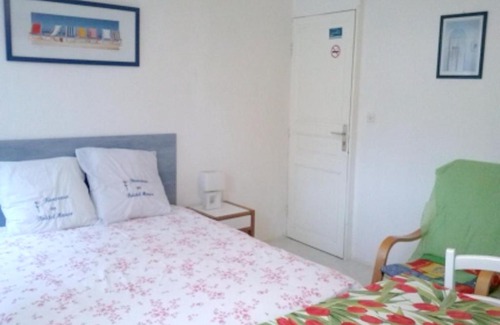 Neris-les-Bains Apartment | Studio in Neris les Bains with WiFi