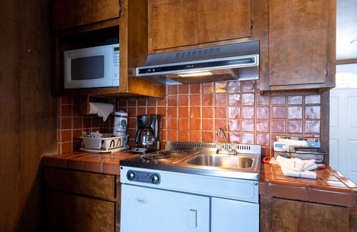 Tahoe Vista Hotel | Studio in Tahoe Vista! Outdoor Pool, Beach Access, Kitchenette, Free Parking
