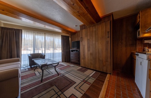 Tahoe Vista Hotel | Studio in Tahoe Vista! Outdoor Pool, Beach Access, Kitchenette, Free Parking