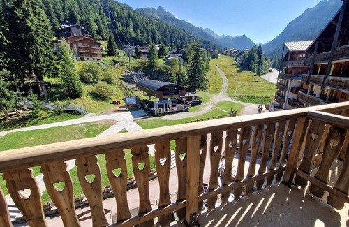Valfrejus Apartment | Studio in the heart of the station for 4 people with balcony, ski locker and bathtub