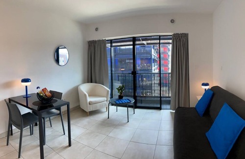 Neudorf Ouest Apartment | Studio in tour Black Swans. Train station and Parliament direct streetcar Arrival 24/24.