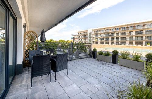 Dziwnow Apartment | Studio in Wellness Resort with Terrace & Parking by Noclegi Renters