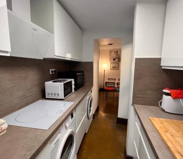 Aigues-Mortes Medieval City Apartment | Studio indépendant, patio, intra-muros , clim, parking