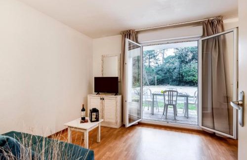Le Verdon-sur-Mer Apartment | Studio Les Alcyons Studio Cabine by Interhome
