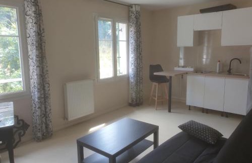 Noisy-le-Sec Apartment | Studio meublé proche Métro JO24