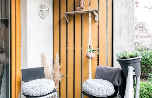 Wuerzburg Apartment | Studio near Altstadt/w Workspace, Feng-Shui & Art