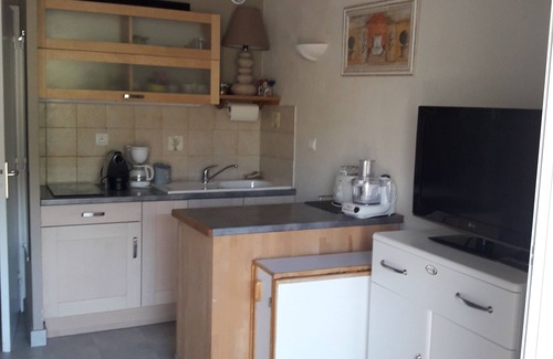 Saint-Cyr-sur-Mer Apartment | Studio on garden level