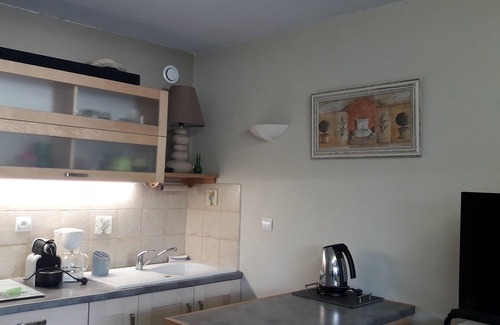 Saint-Cyr-sur-Mer Apartment | Studio on garden level
