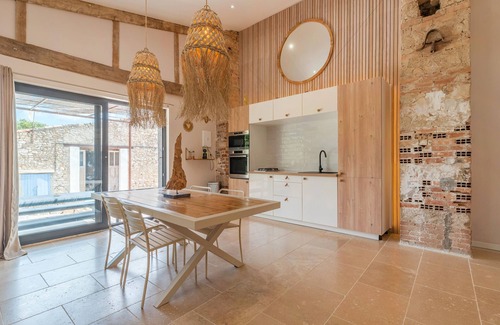Esparron Apartment | Studio 'Petit Loft A La Campagne' with shared pool, balcony and air conditioning
