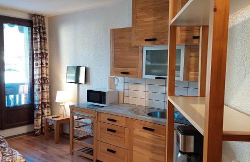 Chamonix City Centre Apartment | Studio rénové à Chamonix avec balcon, animaux acceptés, parking - FR-1-517-54