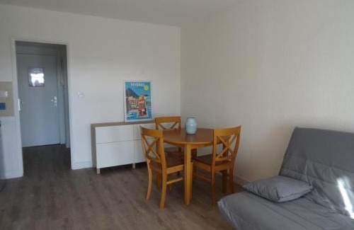 Toulon - Hyeres Apartment | Studio rénové avec loggia, WIFI et parking privé à Hyères Port - FR-1-335-131