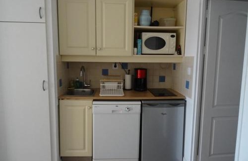 Toulon - Hyeres Apartment | Studio rénové avec loggia, WIFI et parking privé à Hyères Port - FR-1-335-131