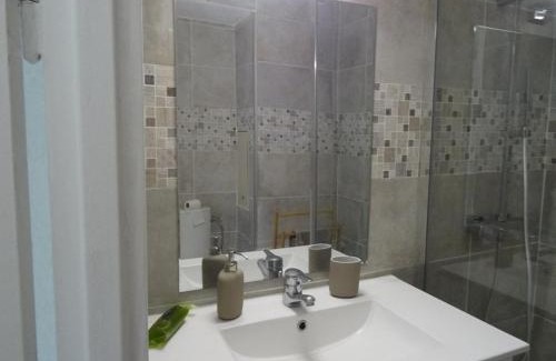 Toulon - Hyeres Apartment | Studio rénové avec loggia, WIFI et parking privé à Hyères Port - FR-1-335-131