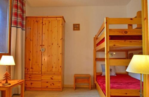 Montchavin Apartment | Studio rénové idéalement situé à Montchavin, proches pistes et commerces, avec balcon et parking gratuit - FR-1-329-22