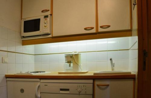 Montchavin Apartment | Studio rénové idéalement situé à Montchavin, proches pistes et commerces, avec balcon et parking gratuit - FR-1-329-22