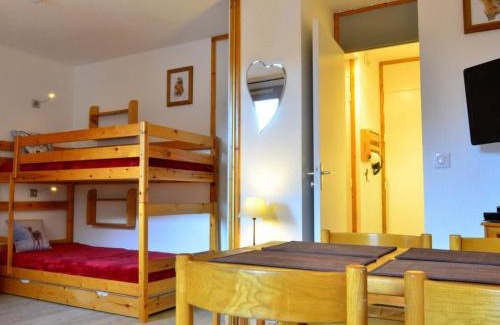 Montchavin Apartment | Studio rénové idéalement situé à Montchavin, proches pistes et commerces, avec balcon et parking gratuit - FR-1-329-22