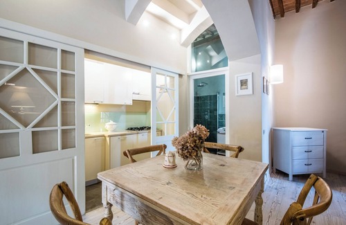 Radicondoli Apartment | Studio "Radicondoli" with Balcony & Wi-Fi