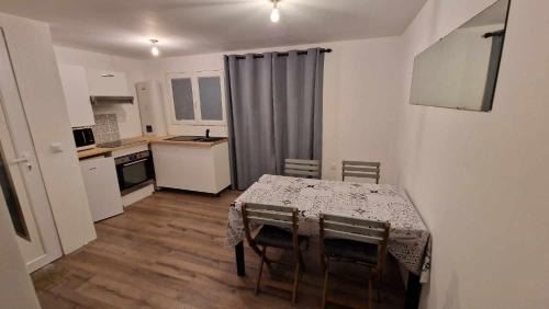 Bourges Apartment | Studio Renard quartier marais, terrasse en rez de jardin, matelas confort