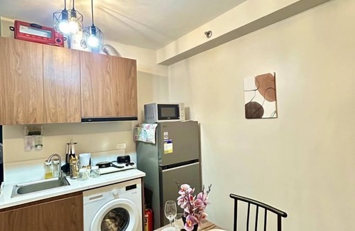 Lapu-Lapu Apartment | Studio Retreat with Balcony and Pool