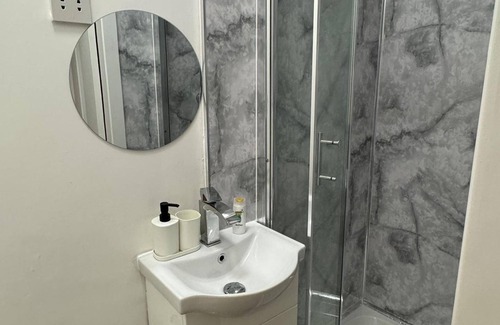 Harrow Road Apartment | Studio - Sleeps 2 - Parking - Close to Paddington