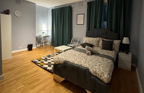 Harrow Road Apartment | Studio - Sleeps 2 - Parking - Close to Paddington