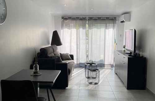 Martigues Apartment | Studio T1 dans résidence sécurisé, climatisé au Rdc avec terrasse et barbecue