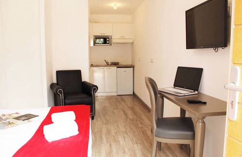 Eguilles Hotel | Studio Unit in Beautiful Aix-en-Provence! Free Parking, Pool & Pets Allowed!