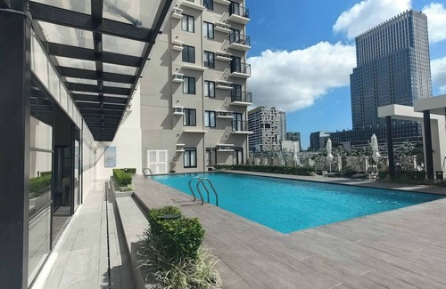 Lahug Condo | Studio Unit with Balcony + City & Mountain Views + Fast WiFi | Near IT Park