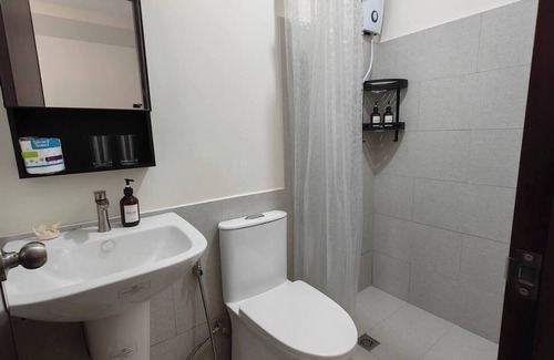 Lahug Condo | Studio Unit with Balcony + City & Mountain Views + Fast WiFi | Near IT Park