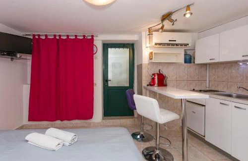 Split Apartment | Studio Varos