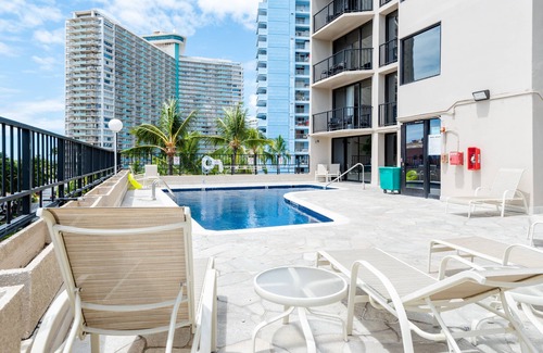 Ala Moana Condo | Studio with King Size Bed