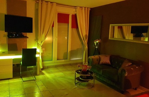 Epernay Apartment | Studio with private jacuzzi, terrace and balcony and billiards