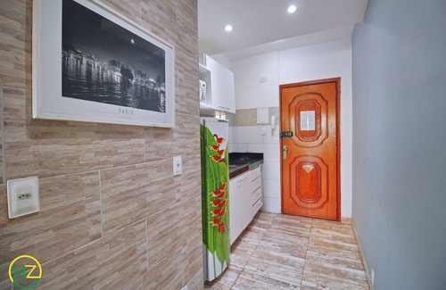 Copacabana Apartment | Studio with side view to the beach