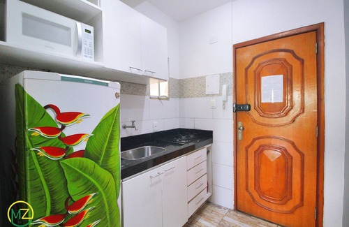 Copacabana Apartment | Studio with side view to the beach