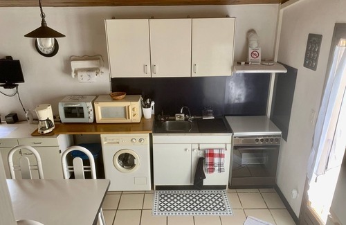 Sampzon Apartment | Studio with terrace in a quiet residential area.