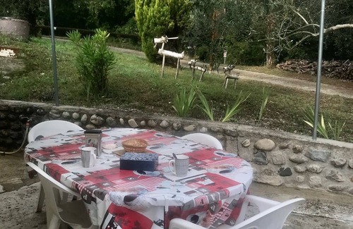 Sampzon Apartment | Studio with terrace in a quiet residential area.
