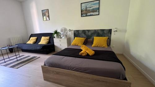 Chatellerault Apartment | Studios Izicozy I Confort et jardin en ville, proche gare I 2 et 4 pers