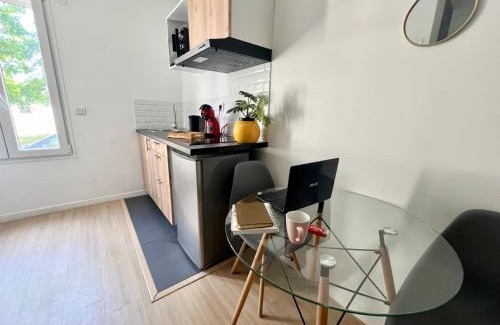 Chatellerault Apartment | Studios Izicozy I Confort et jardin en ville, proche gare I 2 et 4 pers