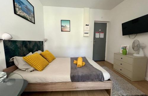 Chatellerault Apartment | Studios Izicozy I Confort et jardin en ville, proche gare I 2 et 4 pers