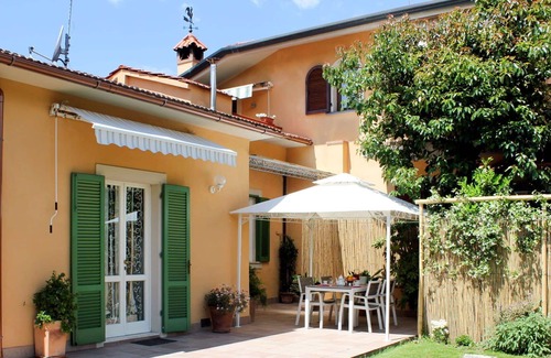 Capanne-Prato-Cinquale House | Stunning villa for 4 guests with WIFI, TV, patio and parking