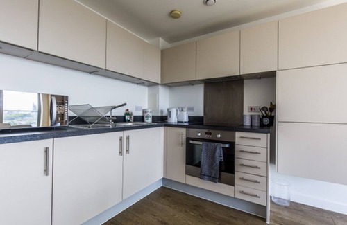 Tower Hamlets Condo | Stunning 1-Bed Apt with Balcony with great views