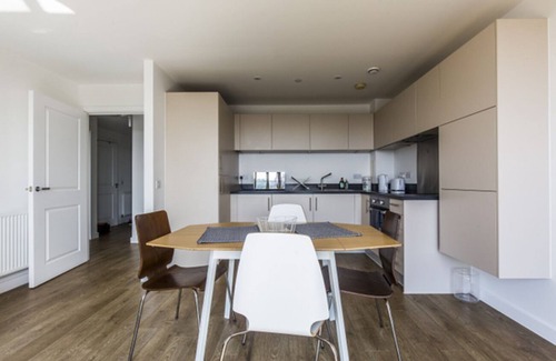 Tower Hamlets Condo | Stunning 1-Bed Apt with Balcony with great views