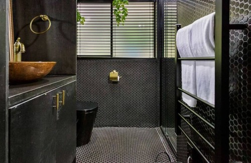 Mount Eden House | Stunning 1BR Central Apt in Mt Eden | Spa | WiFi