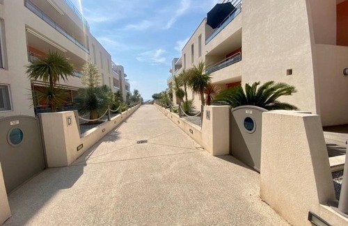 Meze Apartment | Stunning 2-Bed Apartment Near Thau Lagoon with Terrace and Private Parking