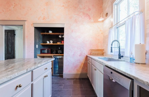 Thomas Square Apartment | Stunning 2Bed Apt near Historic District Walkable