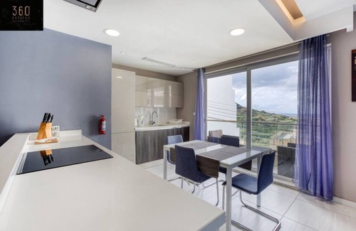Għadira Apartment | Stunning 2BR APT w/Hill View, perfect for Relaxing