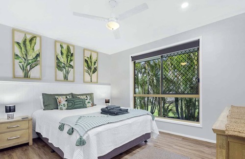 Oxenford House | Stunning 2BR Home - Stones Throw from Theme Parks!