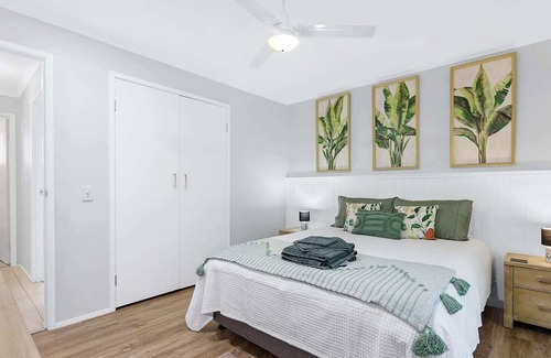 Oxenford House | Stunning 2BR Home - Stones Throw from Theme Parks!
