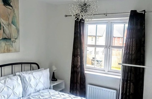 Darlington House | Stunning 3 Bed Home Private Drive close to Teesside Airport